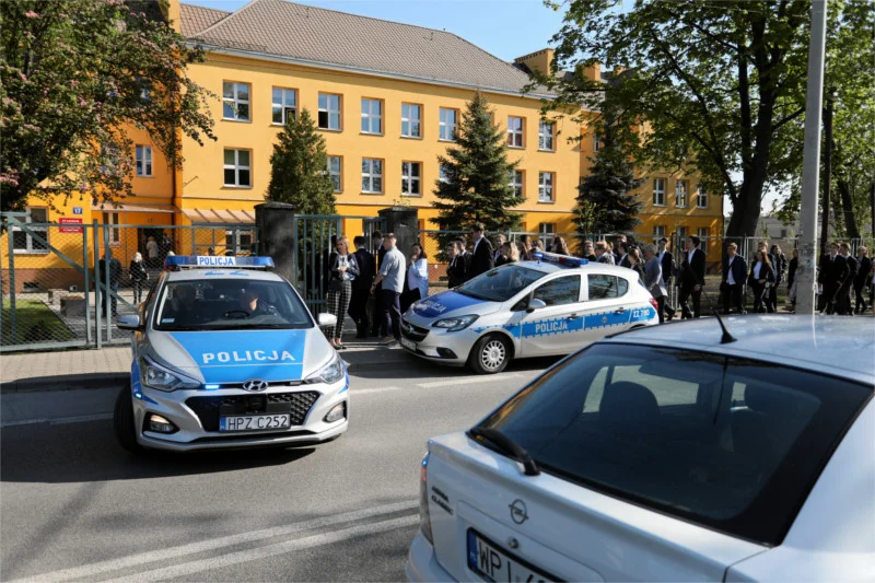 Alarmy bombowe sparaliżowały setki szkół średnich w całej Polsce.