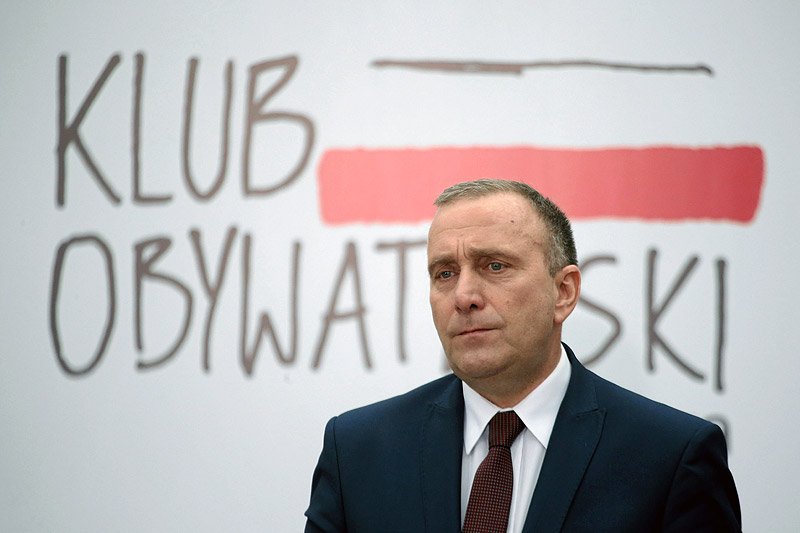 Dlaczego przewodniczący PO Grzegorz Schetyna nie jest tak aktywny medialnie, jak jego konkurenci?