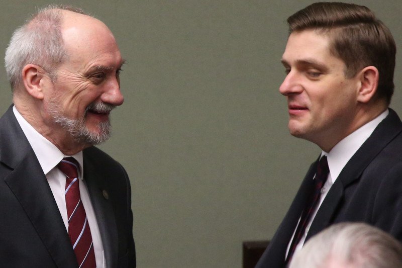 Bartosz Kownacki (po prawej), w resorcie Antoniego Macierewicza, był członkiem jego komisji smoleńskiej lansującej spiskową teorią zamachu.