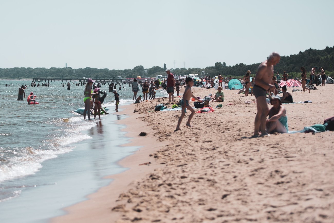 Skandaliczne zachowanie na plaży w Mielnie. Uprawiali seks na oczach plażowiczów [FILMIK]