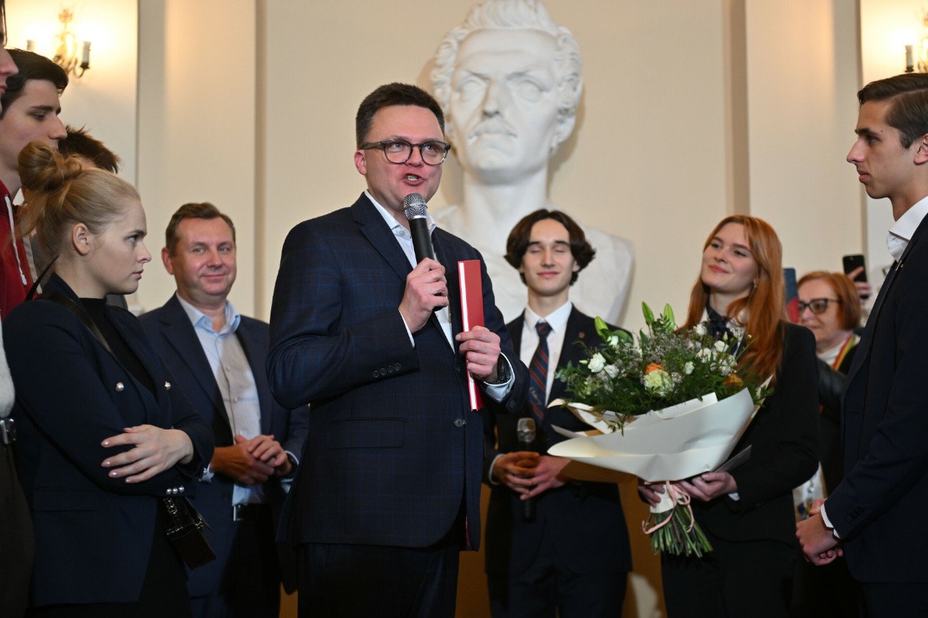 Szymon Hołownia poprowadził lekcję w liceum. Powitano go jak gwiazdę