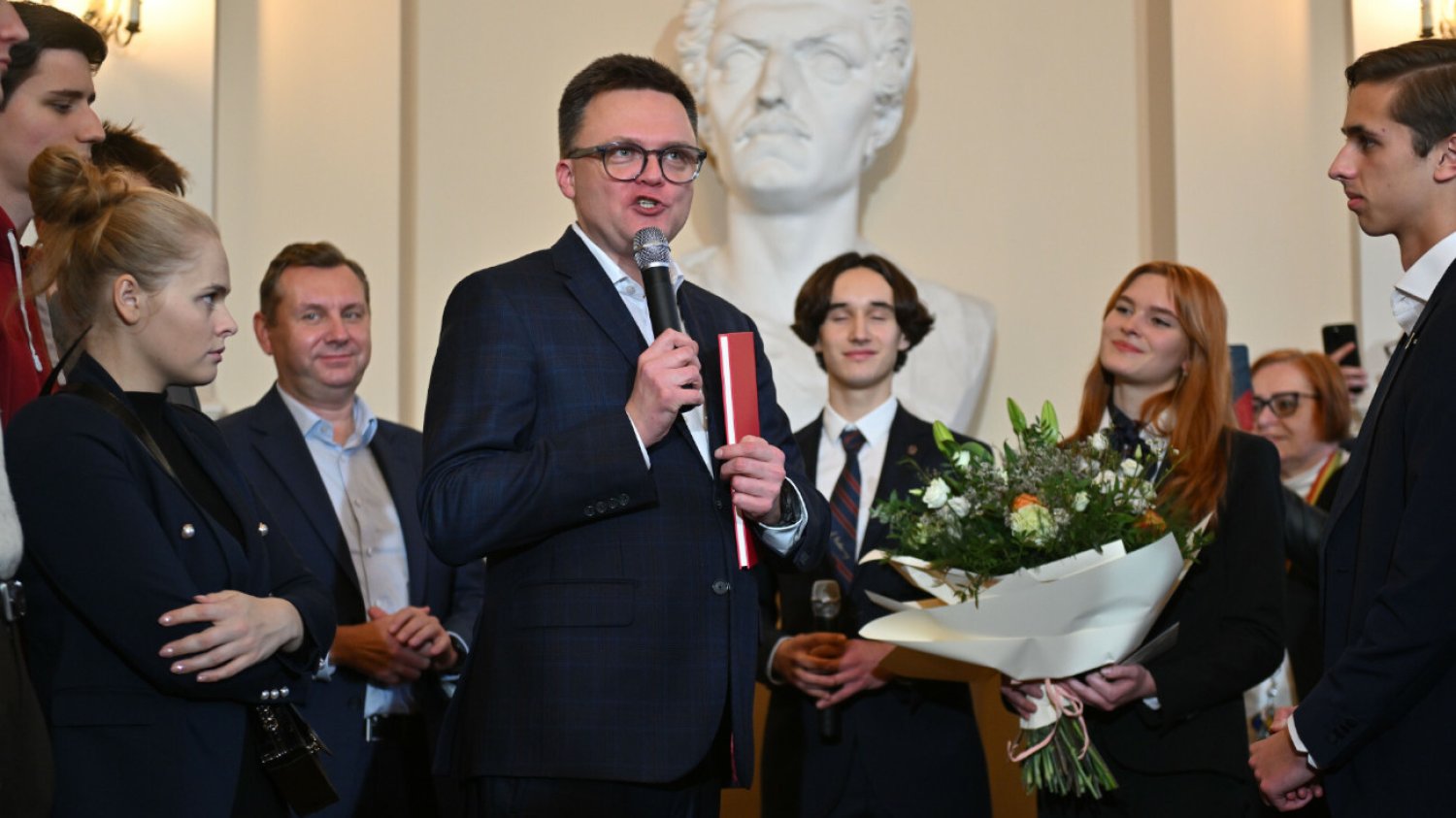 Szymon Hołownia poprowadził lekcję w liceum. Powitano go jak gwiazdę