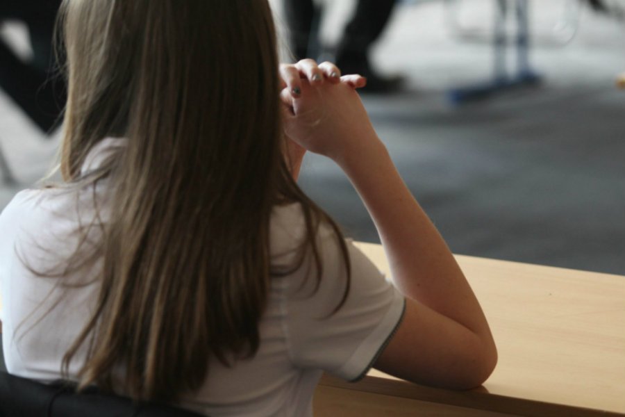 Uczennica szkoły w Kołobrzegu, regularnie zdobywająca wyróżnienia w konkursach dziennikarskich, przez swój kolejny tekst na konkurs, musiała zmienić szkołę. Zdaniem nauczycielki, napisała paszkwil a nie felieton.