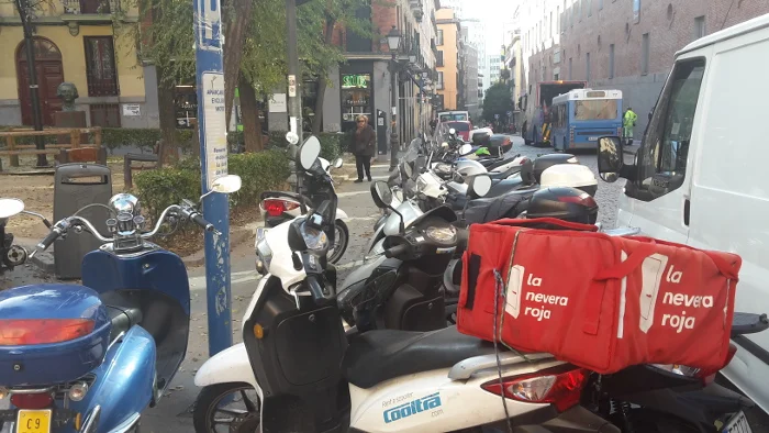 Nie stoją w korkach, wszędzie pełno motorów