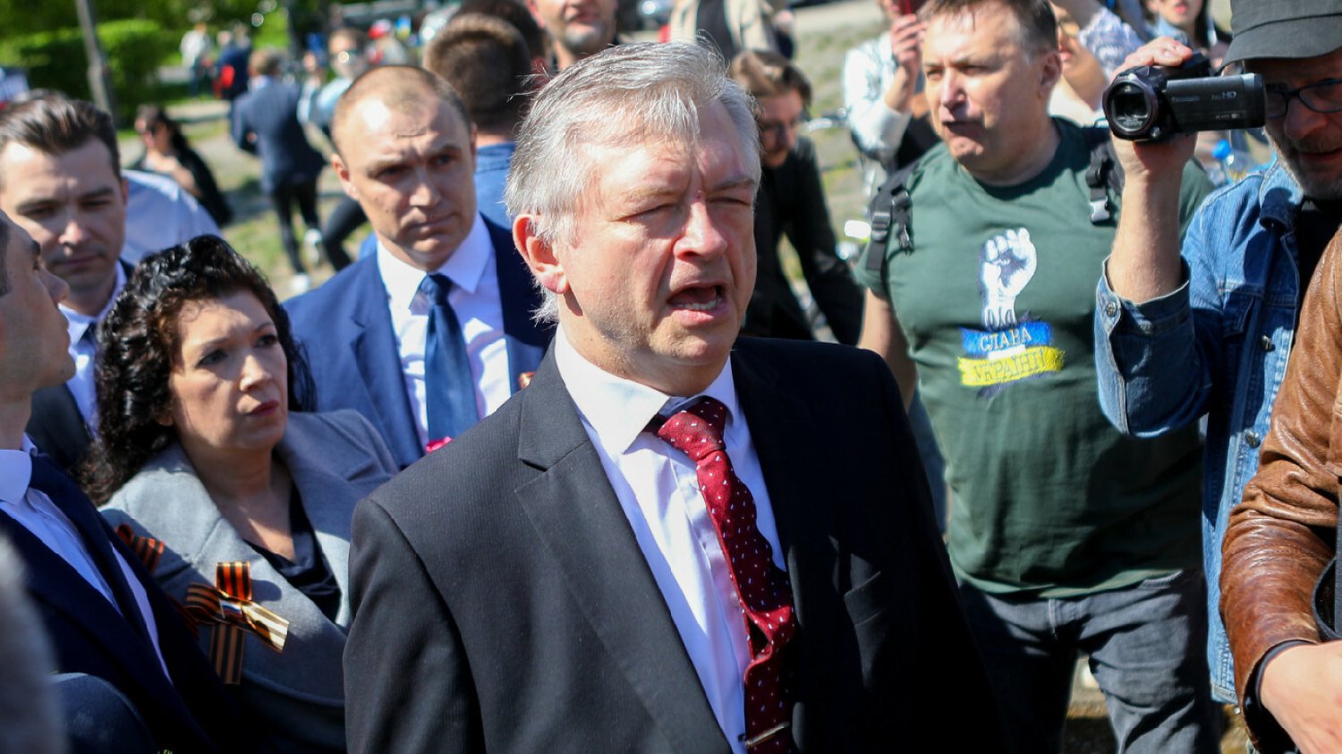 Ambasador Rosji pojawił się na cmentarzu. Nieudana prowokacja w Warszawie.