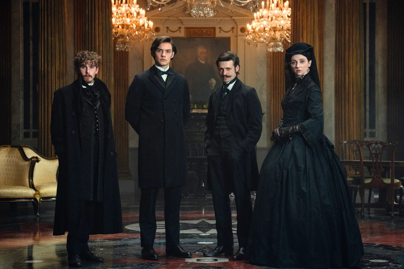 Fionn O'Shea, Louis Partridge, Anthony Boyle i Emily Fairn w serialu "Ród Guinnessów"