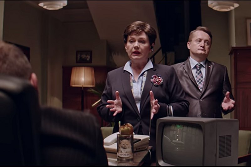 Scena z 9 odcinka "Ucha Prezesa". Bartłomiej Woś, wuefista z Żagania z zarzutami godzenia we władze państwowe wpisami na facebooku musi nadrobić braki. Na razie udostępnił 4 odcinek satyrycznego serialu.