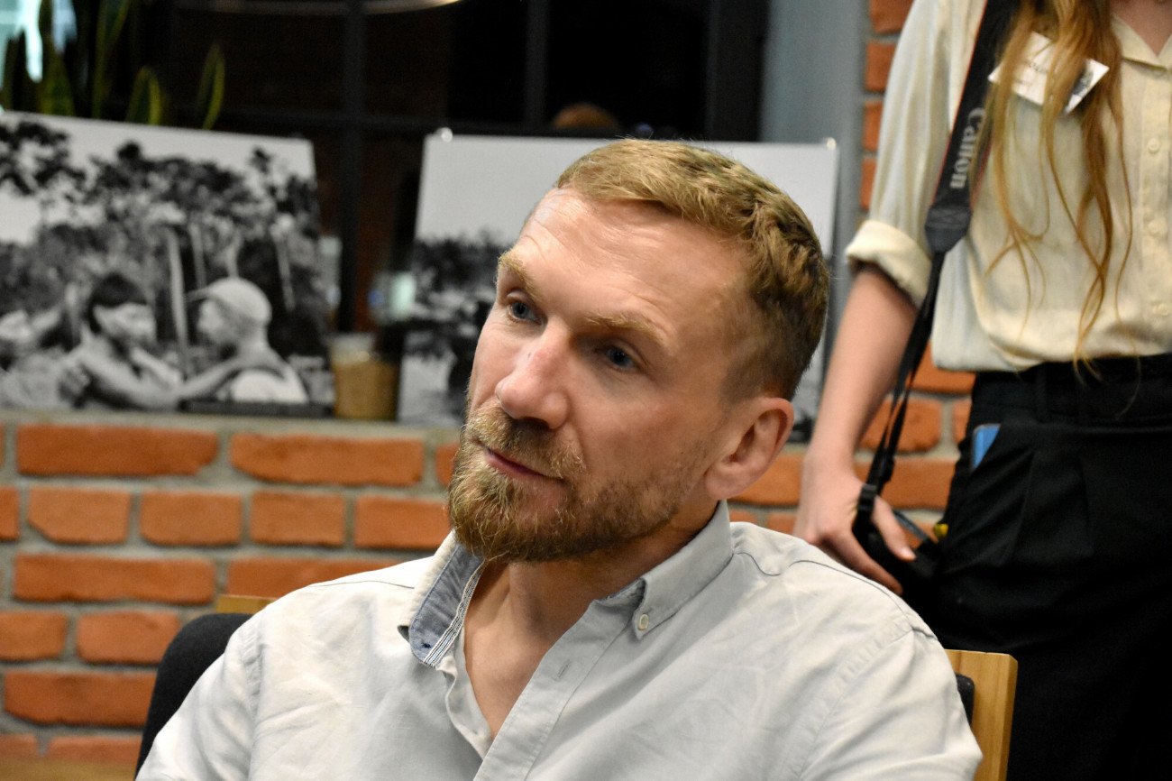 Przemek Kossakowski odpowiedział na pytanie internauty o powody rozstania z żoną.