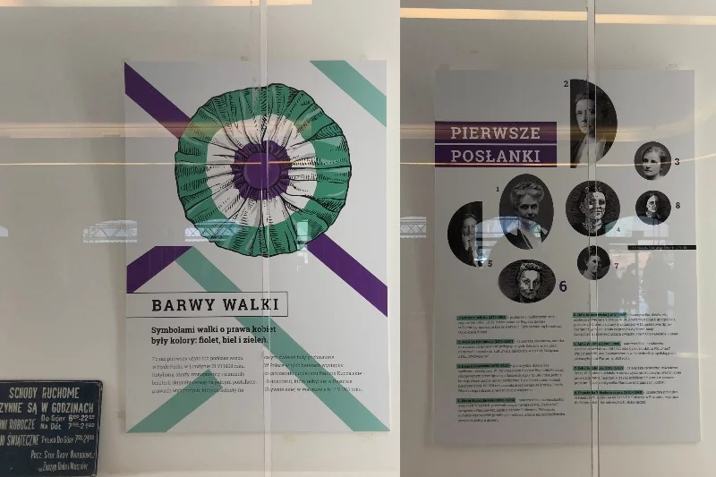 Każda gablotka to inna historia. Wiedzieliście, że fiolet, zieleń i biel to kolory symbolizujące walkę o prawa kobiet?