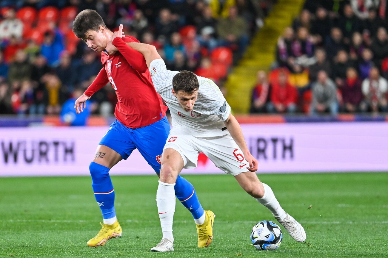 Biało-Czerwoni nie tak chcieli rozpocząć eliminacje do ME 2024. Polacy przegrywają do przerwy 0:2 z Czechami.
