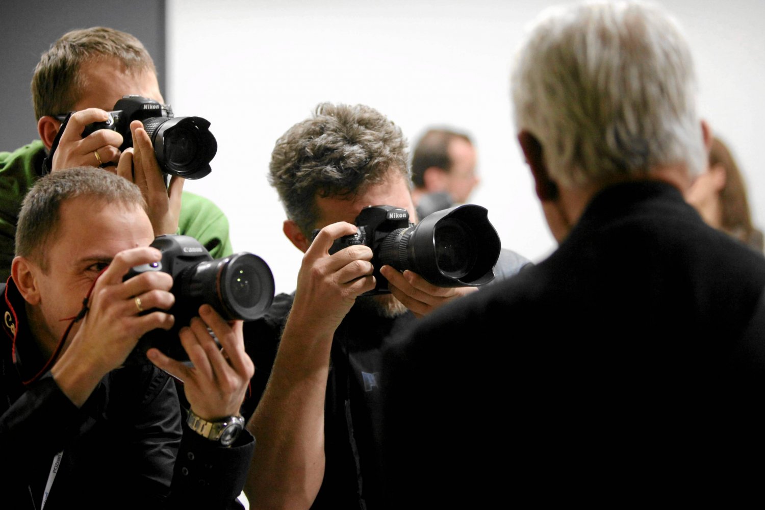 "Politycy mają problem z panowaniem nad mimiką" – mówi Adam Kozak