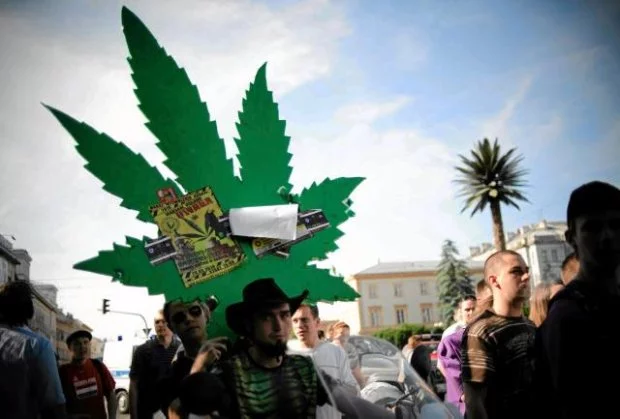 Zwolennicy legalizacji marihuany podczas marszu w Warszawie.