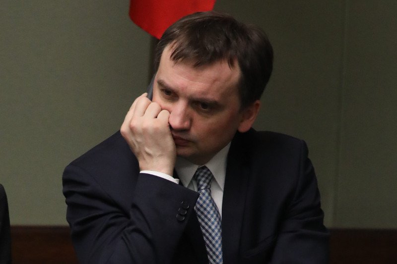 Zbigniew Ziobro przyłapany na tym, jak kręci. Nowa prezes sądu zdecydowanie zaprzecza stanowisku ministerstwa.