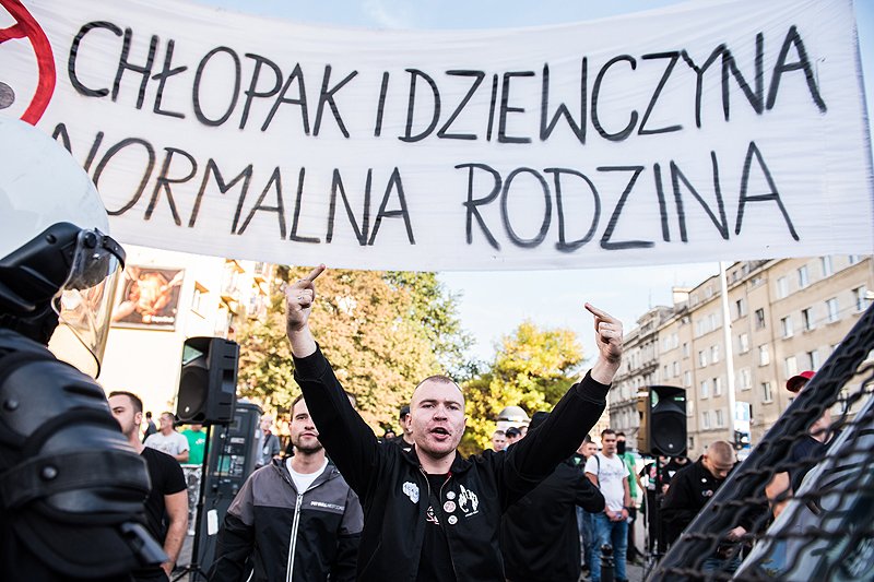 Politycy prawicy podgrzewają emocje sporem o seksualność obywateli.