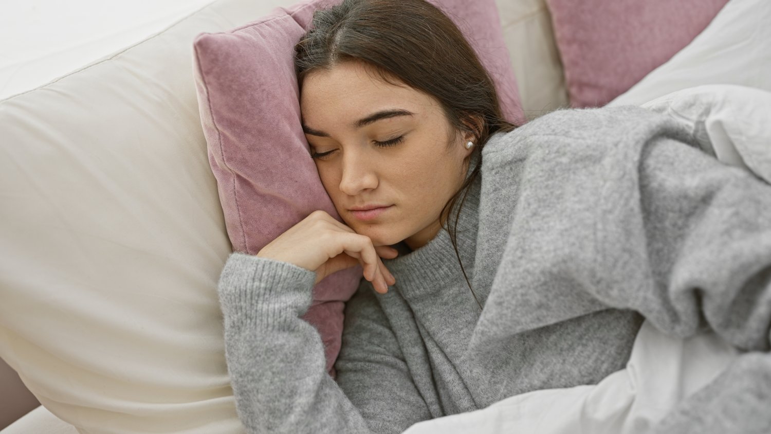 Śpisz w ubraniu i lepiej się wysypiasz? Organizm tak daje ukryty sygnał