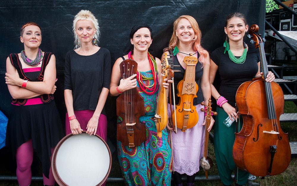 Dziewczyny z zespołu "Same Suki" wykonują muzykę nazwaną pornofolkiem.