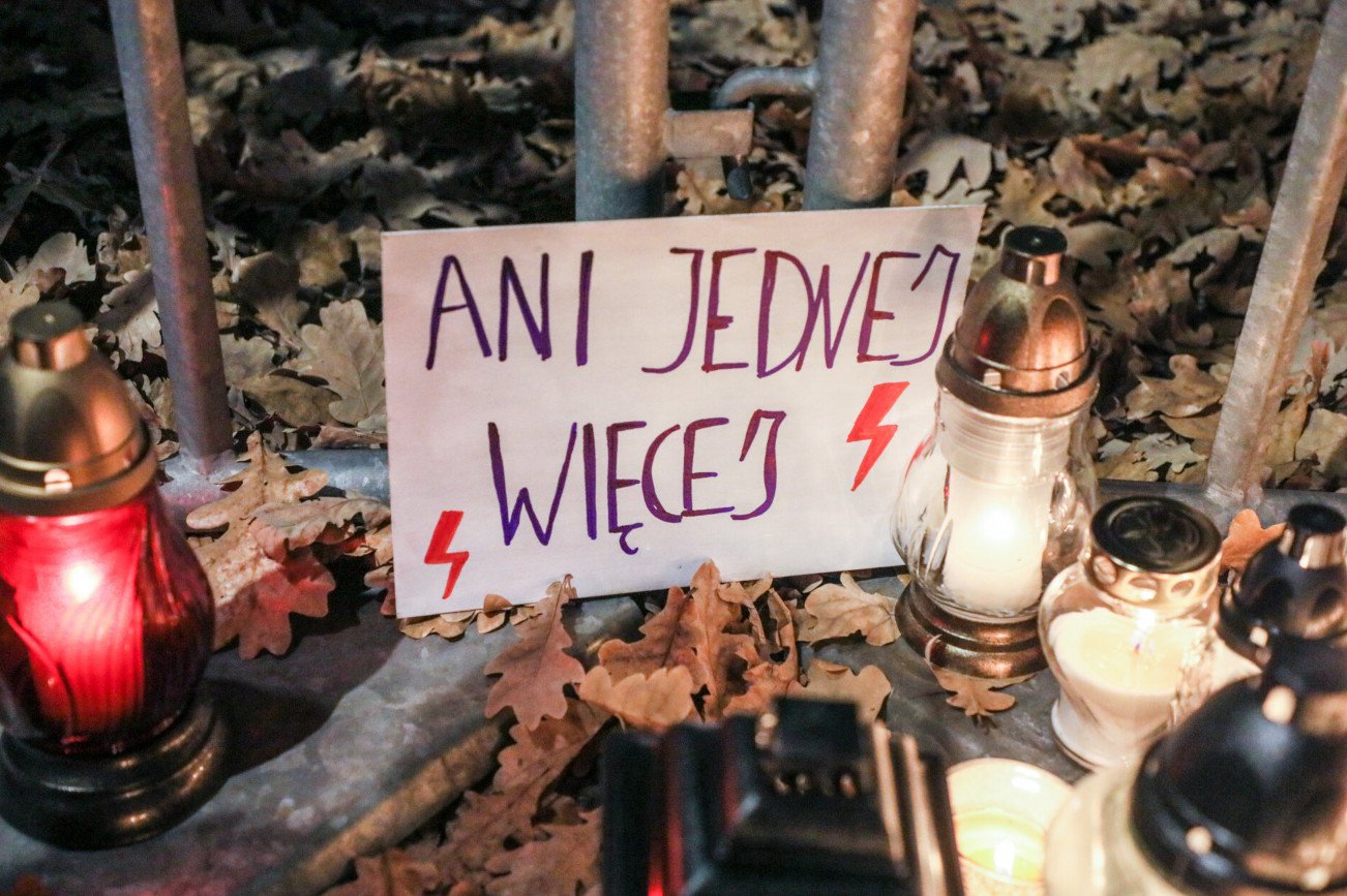 "Ani jednej więcej". Manifestacje w całej Polsce po śmierci 30-latki.