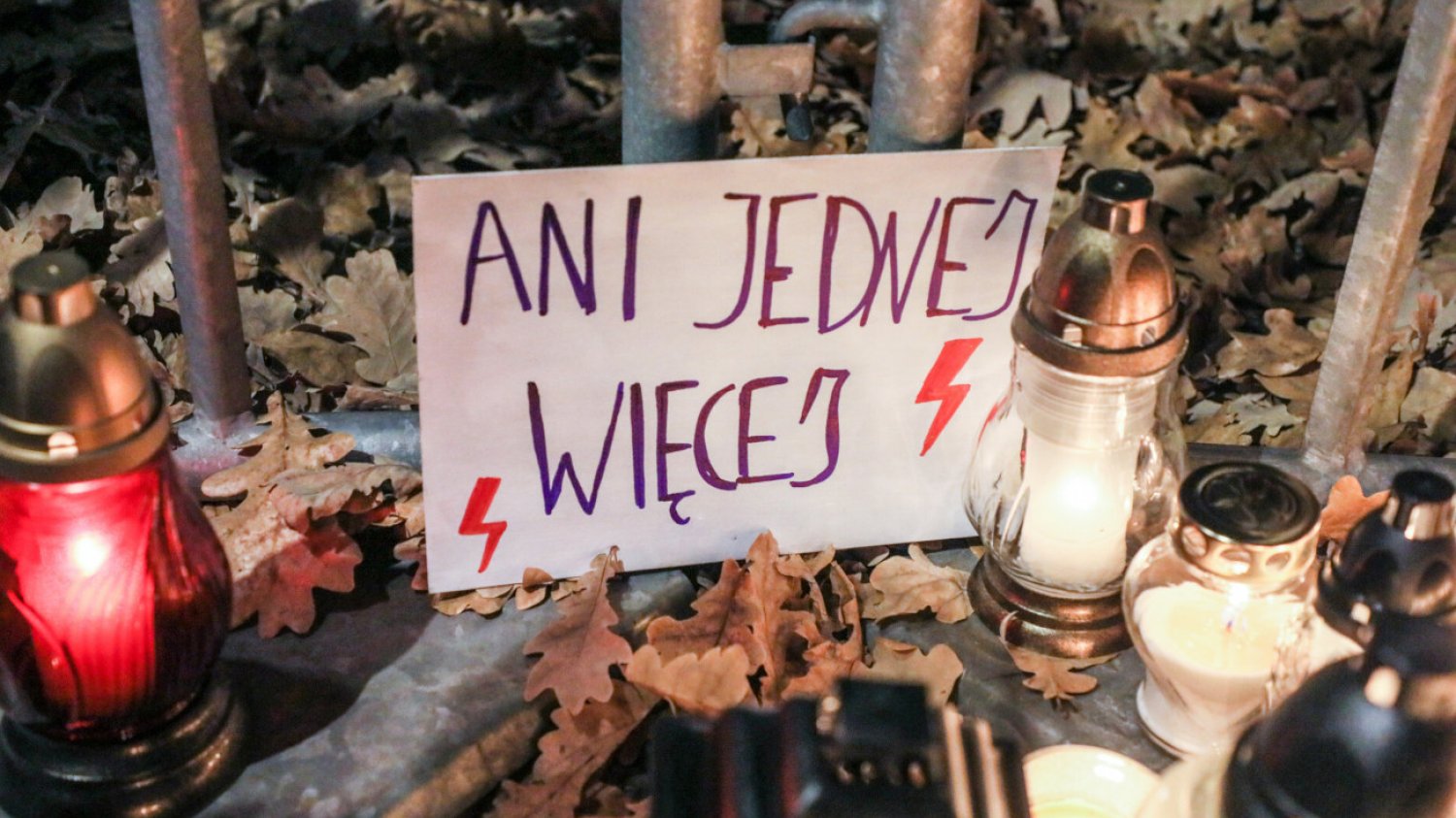 "Ani jednej więcej". Manifestacje w całej Polsce po śmierci 30-latki.