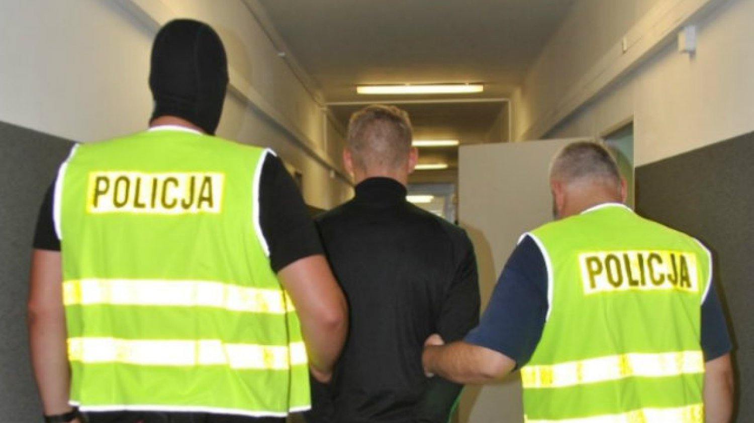 Jeden ze sprawców gwałtu na 26-letniej Monice został wypuszczony z aresztu w wyniku zaniedbań.