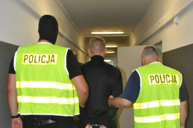 Jeden ze sprawców gwałtu na 26-letniej Monice został wypuszczony z aresztu w wyniku zaniedbań.
