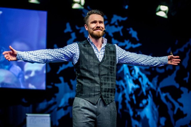 Mateusz Grzesiak "leczy słowem"