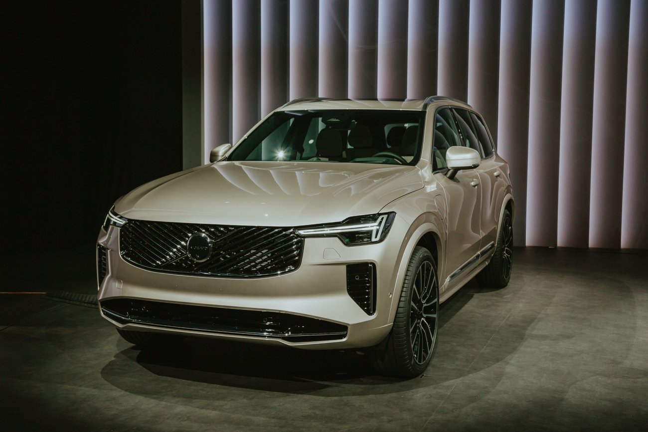 Volvo XC90 to flagowy model szwedzkiego producenta samochodów. Hybrydowy SUV doczekał się kolejnej odsłony. Nowy i udoskonalony model auta został zaprezentowany 4 września 2024 roku w World of Volvo, centrum doświadczalnym i muzeum w jednym.