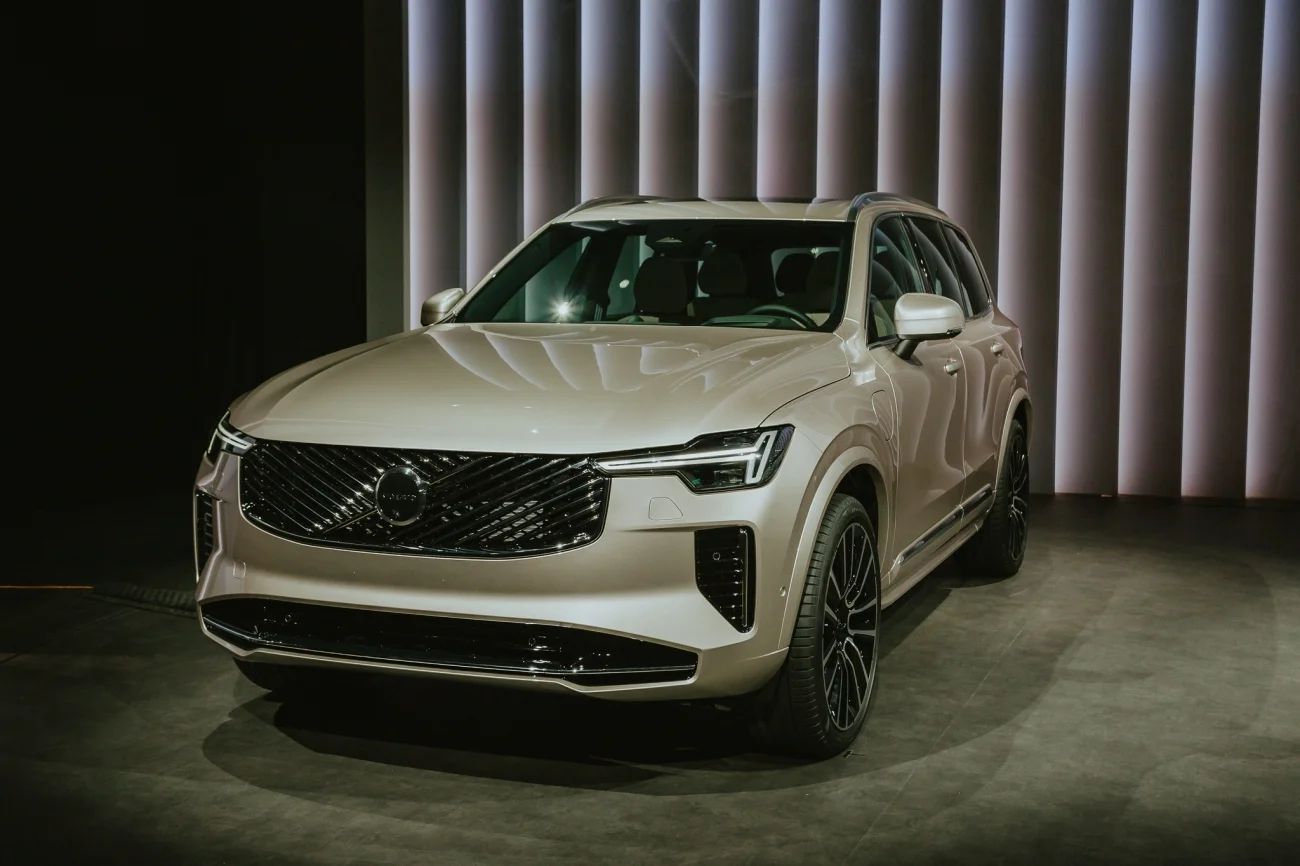 Volvo XC90 to flagowy model szwedzkiego producenta samochodów. Hybrydowy SUV doczekał się kolejnej odsłony. Nowy i udoskonalony model auta został zaprezentowany 4 września 2024 roku w World of Volvo, centrum doświadczalnym i muzeum w jednym.