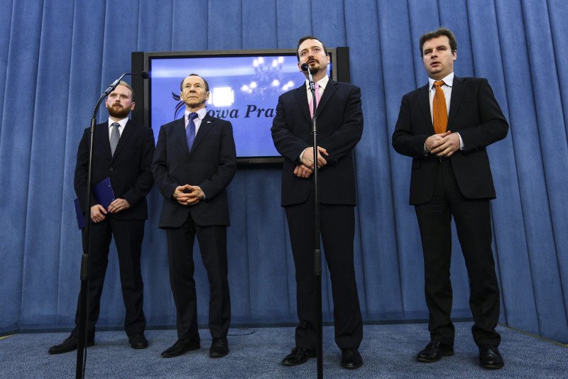 Panowie politycy z determinacją dążą do ograniczenia kobietom w Polsce możliwości zapobiegania niechcianej ciąży.