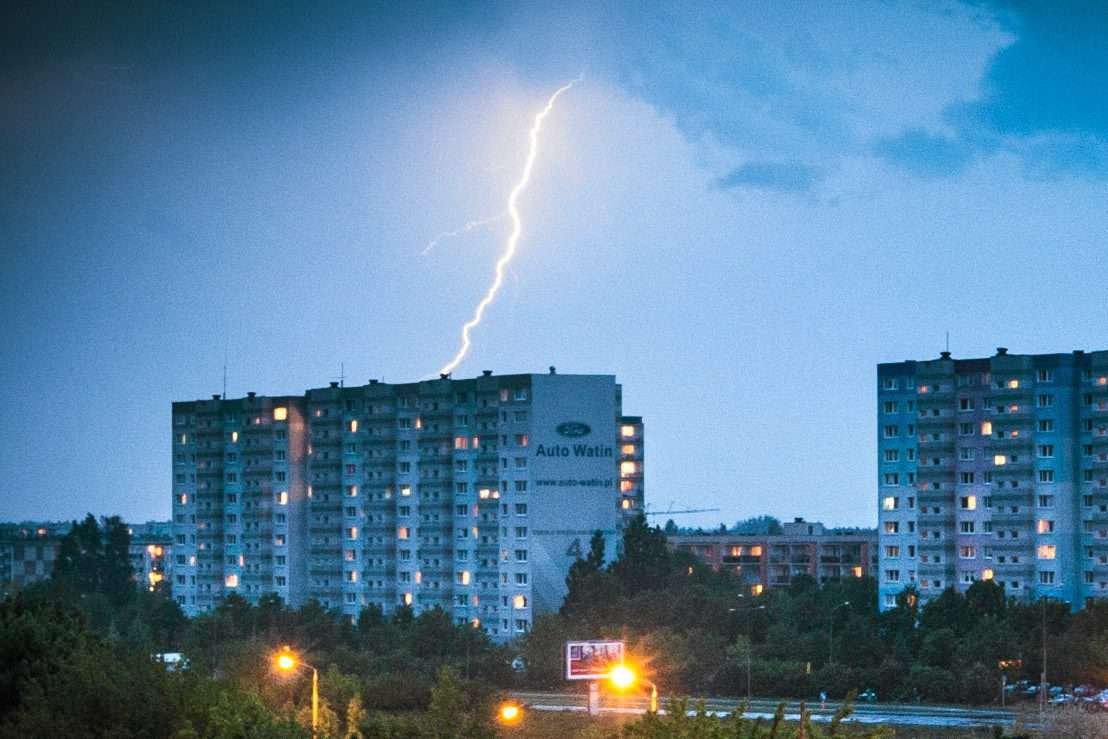 Uderzenie pioruna w poznański blok