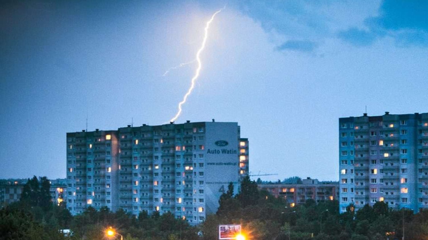 Uderzenie pioruna w poznański blok