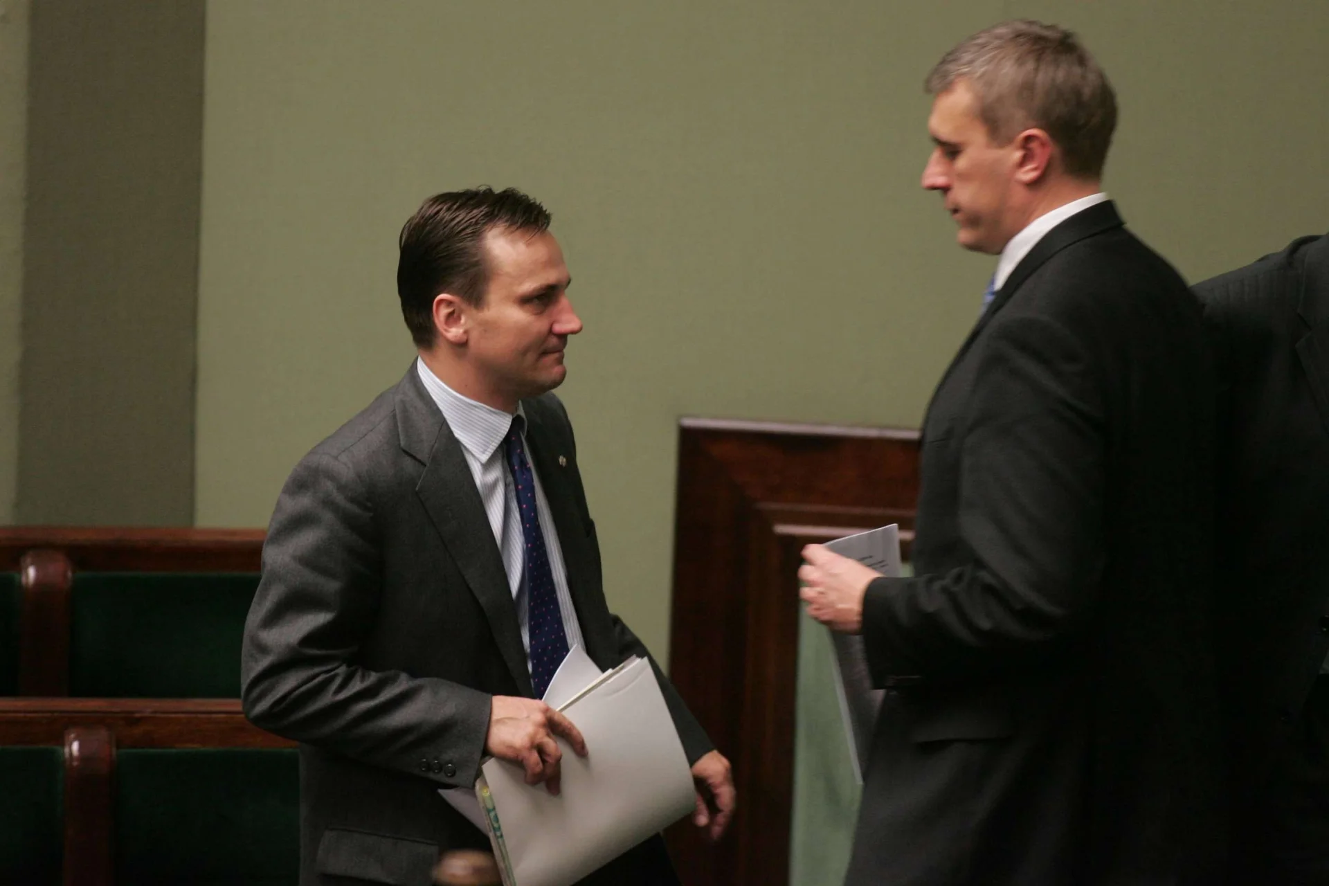 Ministrowie edukacji i obrony narodowej w rządzie Jarosława Kaczyńskiego: Roman Giertych i Radosław Sikorski. 2006 rok.