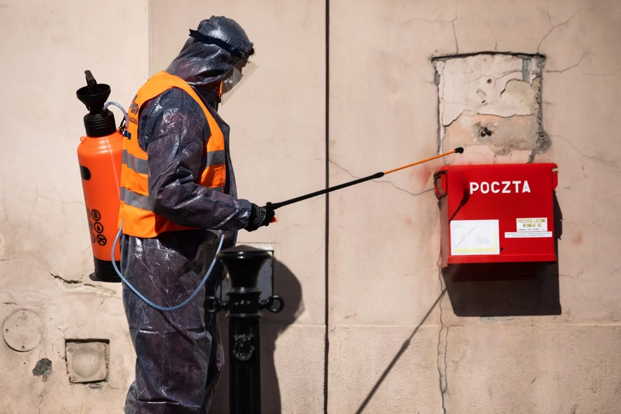 Poczta Polska wysłała nocne maile do samorządowców w całej Polsce ws. wyborów prezydenckich w 2020 roku. Samorządowcy w całej Polsce dostali kuriozalne nocne maile z podpisem "Poczta Polska".
