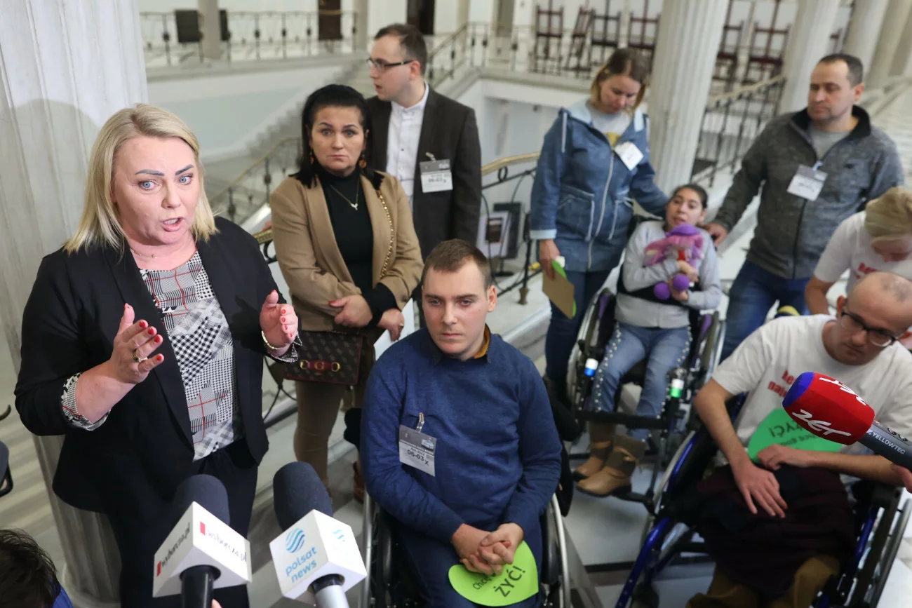 Niepełnosprawni i ich opiekunowie wznowili protest w Sejmie Niepełnosprawni i ich opiekunowie wznowili protest w Sejmie