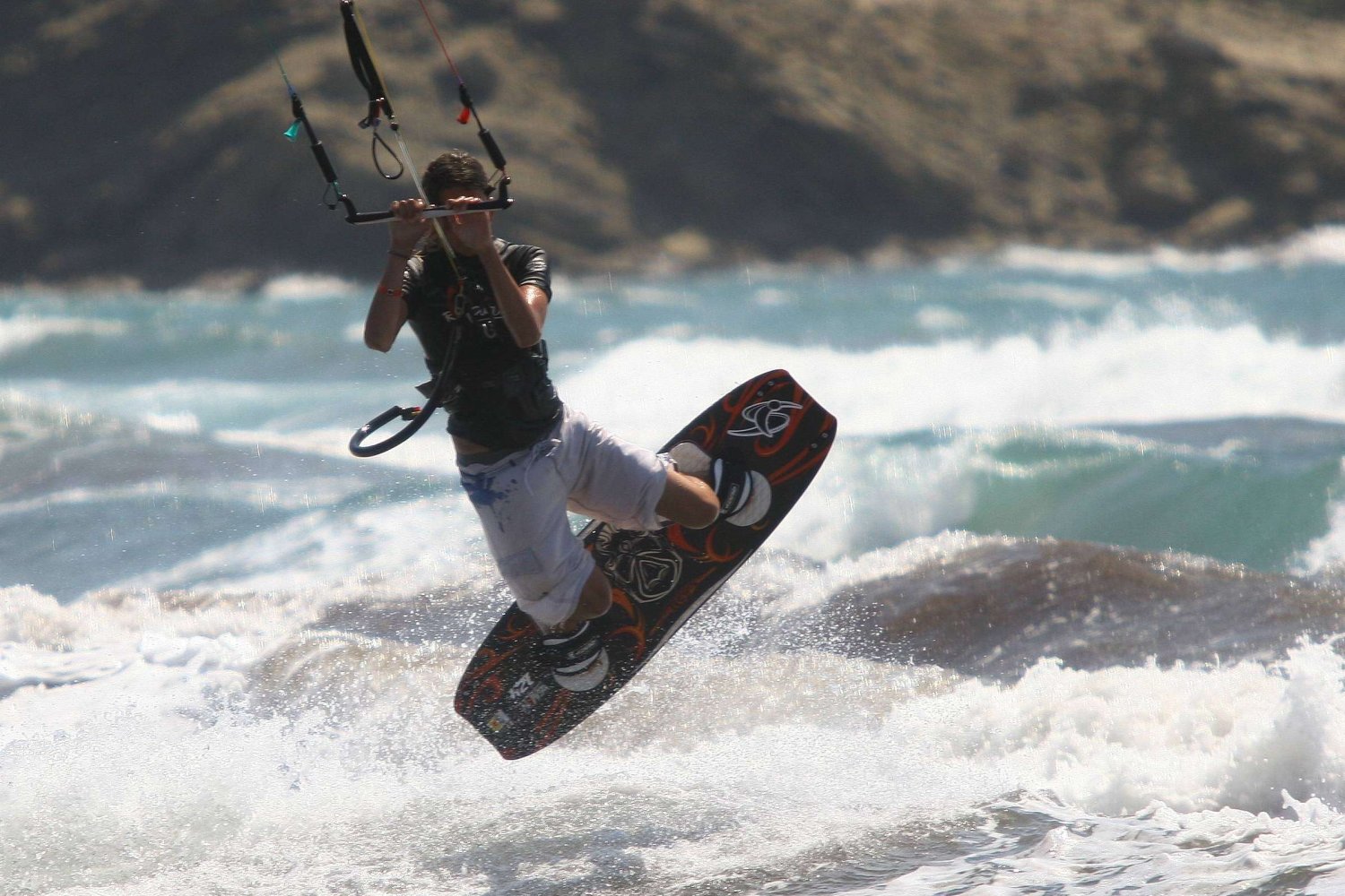 Kitesurfer u wybrzeży Rodos, Grecja.