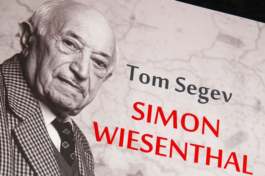 Fragment okładki książki o Szymonie Wiesenthalu