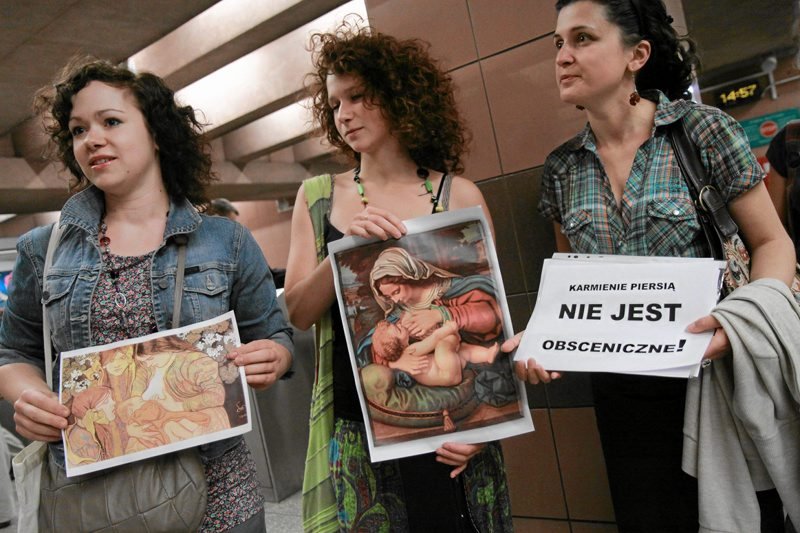 Warszawa, czerwiec 2011. Matki protestujące pod hasłem "Karmienie piersią nie jest obsceniczne".