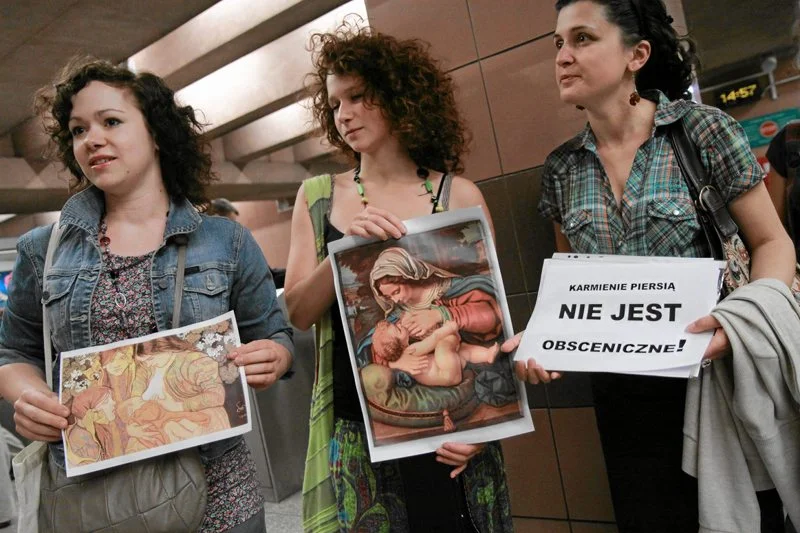 Warszawa, czerwiec 2011. Matki protestujące pod hasłem "Karmienie piersią nie jest obsceniczne".