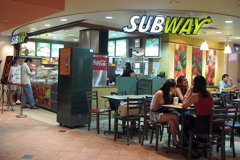 Rzecznik Subway Jared Fogle przyznał się do pedofilii. Sąd zastanawia się nad wysokością kary. Firma zrywa z nim wszystkie kontakty biznesowe.