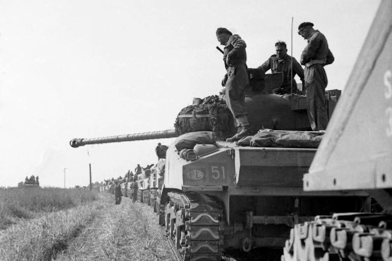 Żołnierze I Dywizji Pancernej generała Maczka podczas przemarszu.