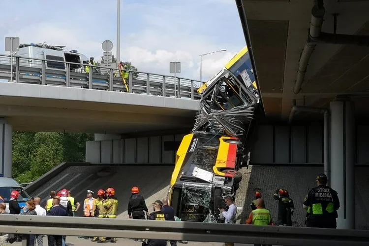 Kierowca autobusu, który spowodował wypadek na S8 wychodzi na wolność. Portal wPolityce wytropił, kim jest sędzia, który miał na to wpływ.