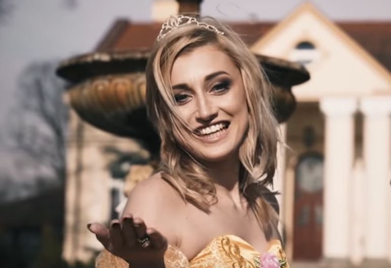 Justyna Żyła w klipie do utworu disco polo Tomasza Niecika "Gdzie ci herosi".