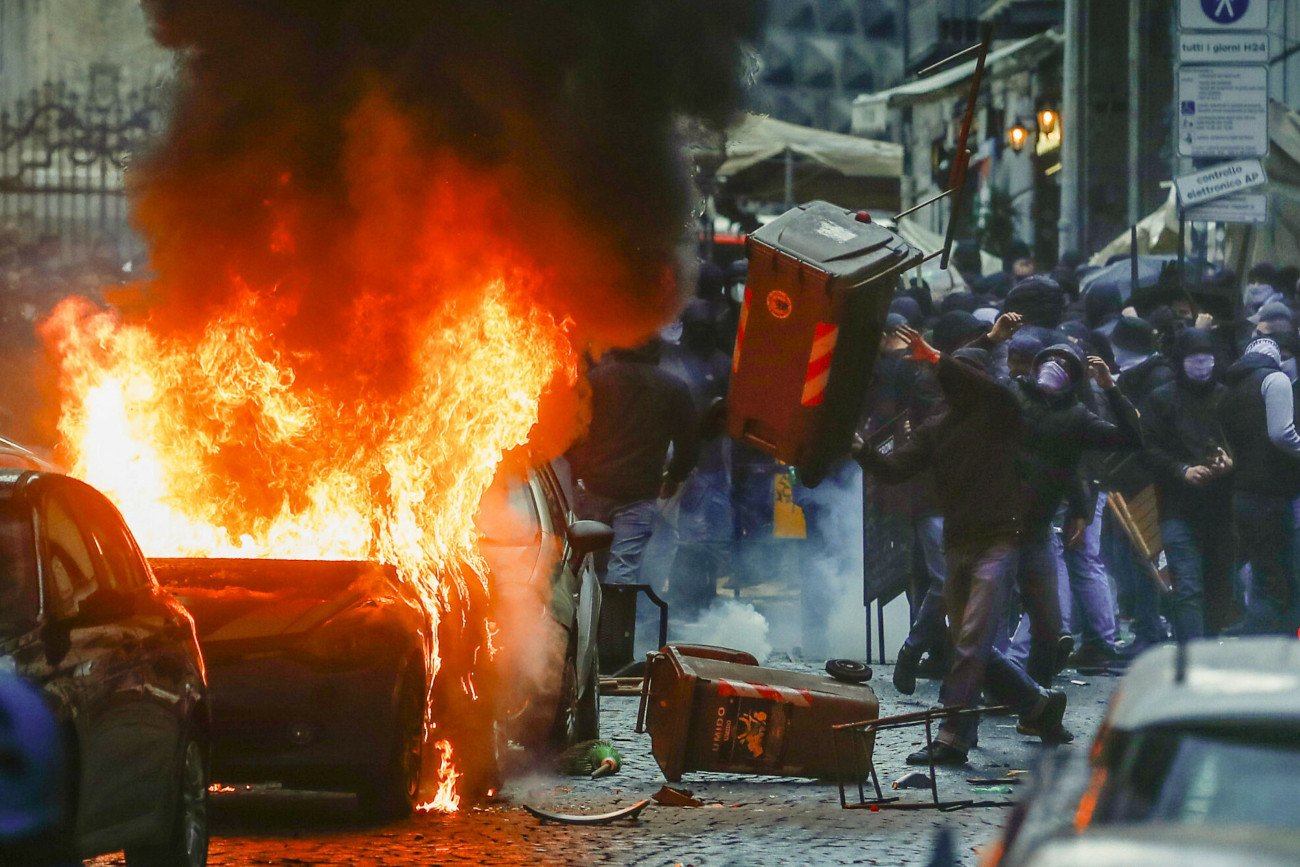 Zdjęcia z Neapolu obiegły świat. Niemieccy i włoscy pseudokibice urządzili sobie pole bitwy na ulicach miasta.