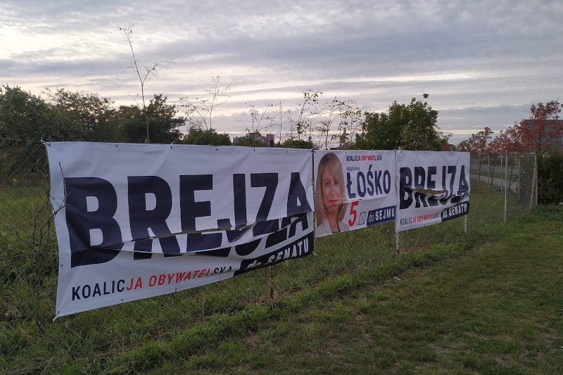 Ktoś na Pomorzu niszczy banery polityków Koalicji Obywatelskiej.