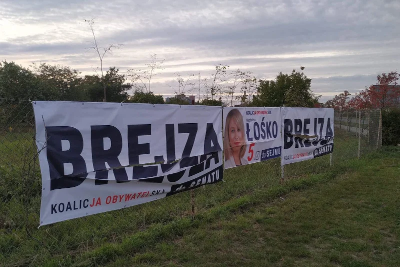 Ktoś na Pomorzu niszczy banery polityków Koalicji Obywatelskiej.