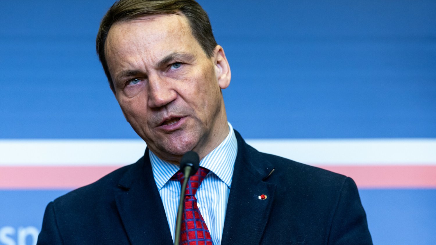 Sikorski wycofał Polskę z programu wizowego. Podał powody