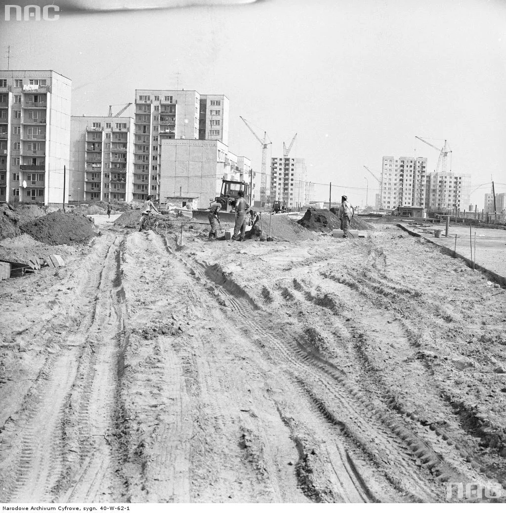 Robotnicy budujący blokowiska na Ursynowie. 1977 rok.