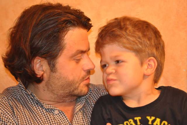 Krzysztof Swacha z Fundacji Umieć Pomagać z 5-letnim synem Michałem, który choruje na zespół Huntera.