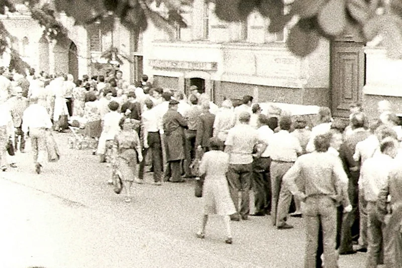 Kolejka w Warszawie w 1981 roku.