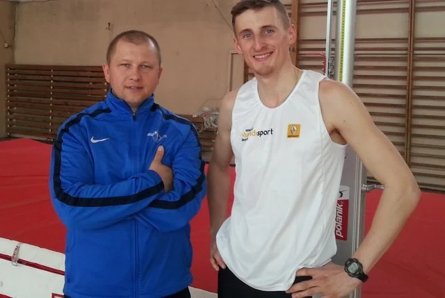 Trener Zbigniew Lewkowicz (po lewej) i paraolimpijczyk Maciej Lepiato