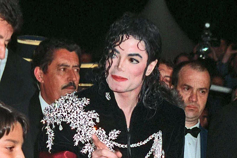 Michael Jackson cierpiał na zaburzenia fazy REM. Praktycznie nie spał, przez co mógł umrzeć bez ingerencji lekarza. Conrad Murray postanowił leczyć go jednak usypiającym propofolem, co tylko pogarszało stan gwiazdora.